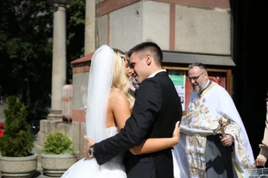 ĐOKOVIĆI STIGLI U RESTORAN SA PAPAGAJEM: Počelo VELIKO slavlje domaćina!