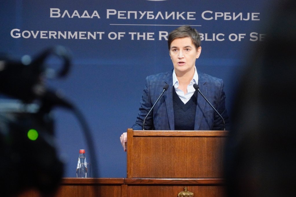 PREMIJERKA BRNABIĆ UKAZALA NA LICEMERJE TAJKUNSKIH MEDIJA: Ok im je zatvaranje novinara i bombardovanje medijskih kuća, ali kad se pogledaju u ogledalo...