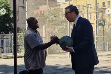 NA PUTU KA ZGRADI UN VUČIĆ ODIGRAO PARTIJU BASKETA: Naučio sam nove stvari o individualnom treningu (FOTO)