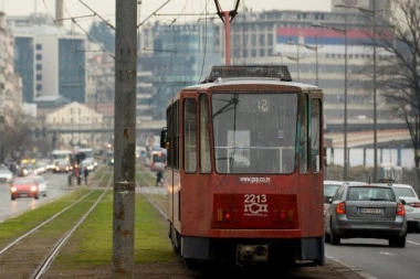 "ON JE ZA LEČENJE, TUKLA BIH GA": Uznemirujuća scena sa Novog Beograda, mladić se "prikačio" na tramvaj (FOTO)