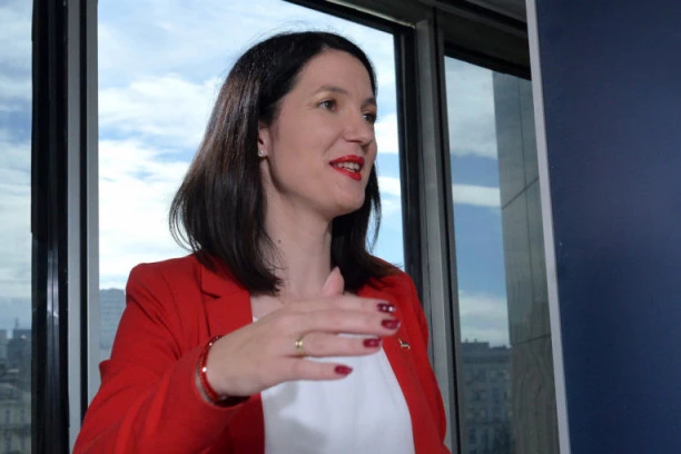 OPOZICIONI LIDERI POKUŠAVAJU DA OD VUČEVIH ZDRAVSTVENIH TEGOBA NAPRAVE POLITIČKI POEN! Jelena Trivić poželela predsedniku Srbije brz oporavak!