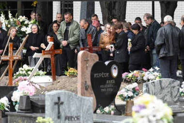 BELI KOVČEG PREKRIVEN RUŽAMA I JECAJI NEUTEŠNE MAJKE! Sahranjen dvogodišnjak koji se ugušio u Bačkom Petrovcu! (FOTO, VIDEO)