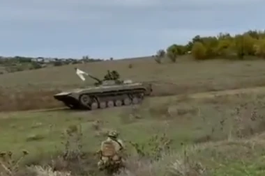 RUSI DIGLI BELU ZASTAVU! Ukrajinska zaseda kod Hersona, pogledajte kako se BMP-2 našao u poziciji bez izlaza! (VIDEO)