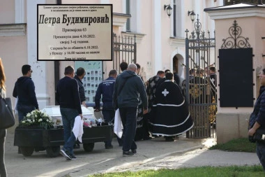 SAHRANJENA MALA PETRA: Majka zarila ruke u zemlju i pala u nesvest