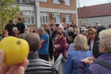 MEŠTANIMA DOBANOVACA PREKIPELO: Održan protest ispred Doma zdravlja u kom fale lekari svih specijalnosti! (VIDEO)