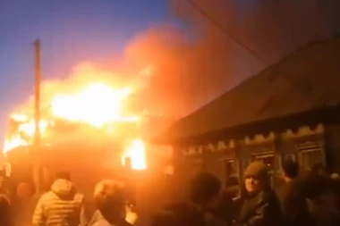 DRAMATIČNI SNIMCI NAKON PADA AVIONA U RUSIJI: Buknuo požar posle incidenta, poginula dvojica pilota (VIDEO)