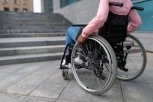 HOROR KOD NIŠA! Žena u invalidskim kolicima napala muža i udarila ga SEKIROM U GLAVU