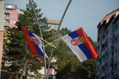 ZAPALJENA SRPSKA ZASTAVA U KOSOVSKOJ MITROVICI! Još jedna opomena Srbima!