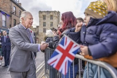 NA KRAVATI NOSIO BOJE GRČKE ZASTAVE PA IZAZVAO SKANDAL U BRITANIJI: Kralj Čarls poslao tajnu poruku premijeru Sunaku? SVI BRUJE O OVOME