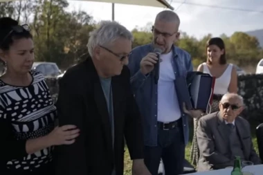 ZORAN KALEZIĆ PRIMIO NAGRADU ZA ŽIVOTNO DELO! Pevač u LOŠEM STANJU, bori se sa RAKOM i ne izgleda dobro! (FOTO)