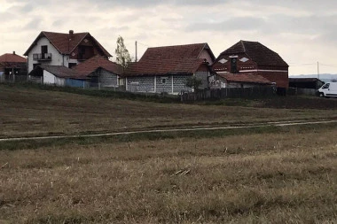 OVO JE KUĆA U KOJOJ JE BRAT UBIO BRATA: Prve slike sa mesta svirepog zločina, meštani sela kod Topole ne pamte ovakvu tragediju (FOTO)