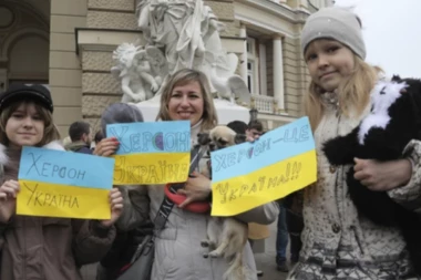 "Ukrajina je bila ruska do 11. novembra"! APSOLUTNA EUFORIJA U HERSONU: Narod umotan u zastave ljubi i grli vojnike! (FOTO/VIDEO)