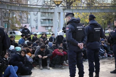 HAPŠENJE MIGRANATA U BEOGRADU! Očišćen park kod Ekonomskog fakulteta! (FOTO)