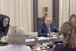 PUTIN SE JEDINO OVOG SASTANKA BOJAO I VIDELO SE DA MU JE BAŠ NEPRIJATNO! Ruski lider ugostio majke vojnika koji su na ratištu u Ukrajini! (VIDEO)