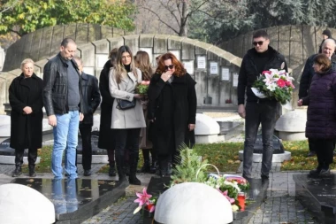 ANA BEKUTA SLOMLJENA! Pevačica na pomenu Milutinu Mrkonjiću u SUZAMA, uz nju sin Igor i unuci Sonja i Branko! (VIDEO)