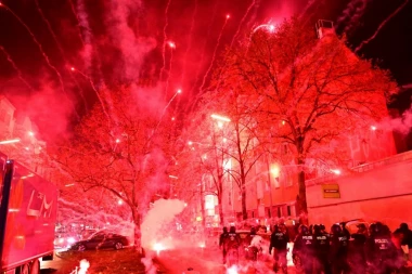 HULIGANSKI NEREDI ŠIROM EVROPE! Navijači divljali - RATNO STANJE zbog Mundijala: Tuče, skidanje zastave, eksplozije, baklje, ubistvo... (FOTO, VIDEO)