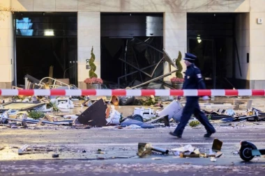 STRAŠNE SCENE U BERLINU! Eksplodirao največi smaostojeći akvarijum na svetu, krhotine i ribe rasute svuda po ulici! (FOTO, VIDEO)