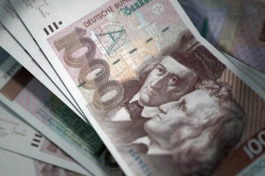 PREKO 12 MILIJARDI NEMAČKIH MARAKA I DALJE U SLAMARICI: Štediše se ne odriču popularne valute - rok za zamenu novčanica neograničen
