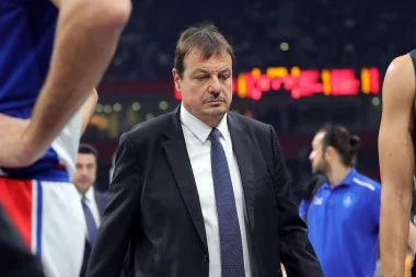 ATAMAN NE UME DA GUBI: Turčin iskalio frustracije na igračima!