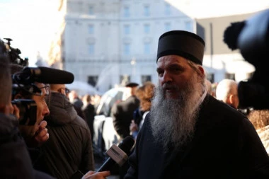 VLADIKA ANDREJ ODRŽAO OPELO MIHI: Siniša će večno počivati na groblju koje je podigao Napoleon! (VIDEO)