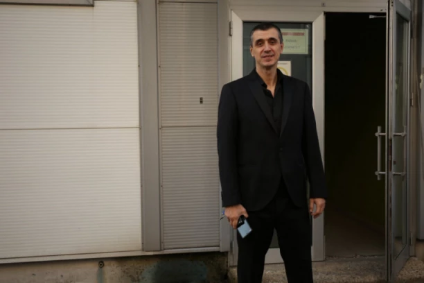 POTRESNI DETALJI IZ DOMA NAŠEG PEVAČA: "Bože, nisi mi valjda dao dete, da bi mi ga UZEO"