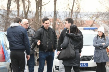 IVANU ZADAVIO POZNANIK?! Vrata stana su bila ZAKLJUČANA SA SPOLJNE STRANE! Majka vrišti i moli da dodirne ćerku (FOTO)