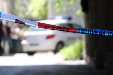 HOROR NA BANOVOM BRDU: Muškarac pronađen MRTAV ispred stambene zgrade