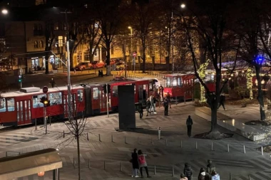 TRAMVAJI STOJE U BULEVARU KRALJA ALEKSANDRA: Ima ih više od 20 U KOLONI