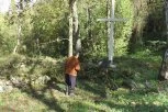 MILAN PRONAŠAO BLAGO STARO 15 VEKOVA: Šetao šumom sa suprugom, pa kod srpske svetinje otkrio pravo čudo (FOTO)