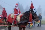 ON JE NAJMLAĐI I NAJSLAĐI DEDA MRAZ KOGA STE IKADA VIDELI! Došao je na konju da podeli paketiće deci! (FOTO)