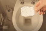 STAVITE PRAŠAK U WC ŠOLJU I GLEDAJTE MAGIJU: Toalet nikada čistiji, ali samo ako se koristi OVAKO!