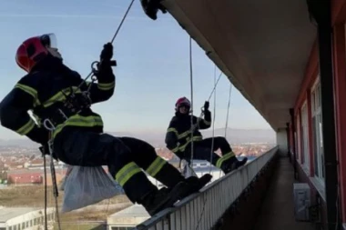 ONI SU PONOS ČAČKA! Vatrogasci spasioci na Božić obišli decu na lečenju u Opštoj bolnici, ovako su im predali darove!