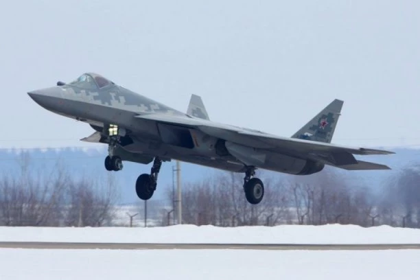 STRAVIČAN UDARAC ZADAT RUSIJI I PUTINU! Ukrajinci uništili najsavremeniji ruski avion Su-57! Pretvorili ga u PEPEO!