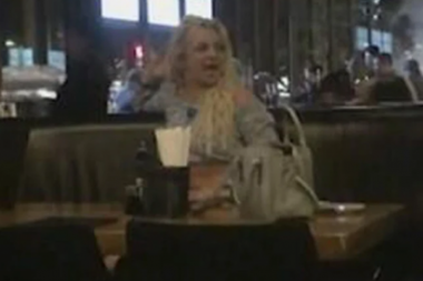 BRITNI PONOVO DOŽIVELA NERVNI SLOM! Pevačica u javnosti pogubila konce, VIKALA nasred restorana i ponašala se MANIJAKALNO, njen suprug POBEGAO! (VIDEO)