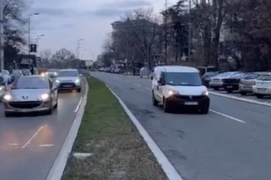 ŠOKANTNO! Pogledajte kako čovek vozi u jednoj od prometnijih ulica u Beogradu! (VIDEO)