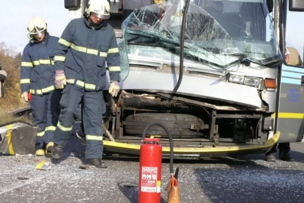 STRAVIČAN SUDAR KAMIONA I AUTOBUSA: Poginula 31 osoba!