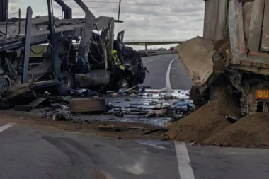 STRAVIČAN SUDAR KAMIONA KOD POŽAREVCA! Jedan vozač preminuo na licu mesta, na oba vozila načinjena TOTALNA ŠTETA