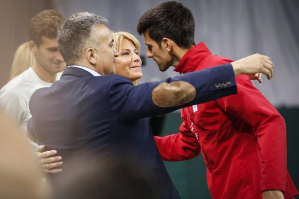 NOVAK SE PLAŠI NOŽA, ALI NIJE ŽELEO DA PONOVI GREŠKU: Majka Dijana otkrila UNUTRAŠNJI RAT koji je vodio