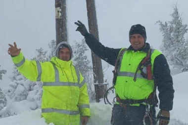 ONI SU HEROJI KOJI SE SMRZAVAJU I RIZIKUJU ŽIVOTE:  Radnici Elektrodistribucije Srbije su se HRABRO borili da područja pogođena nevremenom što pre dobiju struju (FOTO)