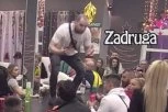 DIVLJANJE ZVEZDANA SLAVNIĆA PO ZADRUZI: Bivši robijaš skakao po stolu pred voditeljkom, zadrugari prebledeli od straha! (VIDEO)