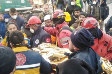 ŠIRI SE MIRIS LEŠEVA, RADIMO I DOK SE TLO TRESE! Ispovest srpskih spasilaca u Turskoj: Razaranje je mnogo gore od bombardovanja