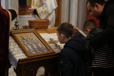 AKO SE DANAS DESI OVO, PRATIĆE VAS SREĆA CELE GODINE: Slavimo Sveta Tri Jerarha, a JEDNU stvar mora da znate! (FOTO, VIDEO)