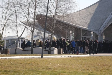 TUGA, SUZE I JECAJI NA ORLOVAČI: Majka i sestra neutešne - sahranjen Vuk koji je preminuo nakon kobnih udaraca ispred beogradskog restorana (FOTO)