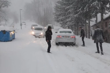 REPUBLIKA U CENTRU OLUJE: Alarmantno na Zlatiboru, struje JOŠ UVEK NEMA! (FOTO, VIDEO)