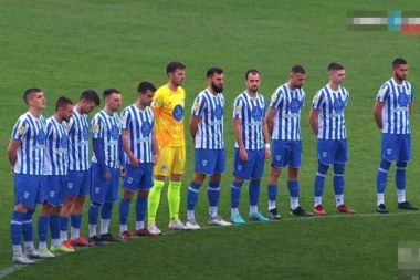 NAJPOTRESNIJI MINUT ĆUTANJA U NOVOM PAZARU: Fudbaleri odali počast nastradalim mališanima u stravičnom požaru, a zatim je teren zasula kiša plišanih igračaka(VIDEO)