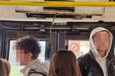 ULJE CURI, KABLOVI ŠIBAJU PO GLAVAMA! Horor stanje autobusa u Beogradu: Ne popravlja se, ovako se vozi! (FOTO, VIDEO)