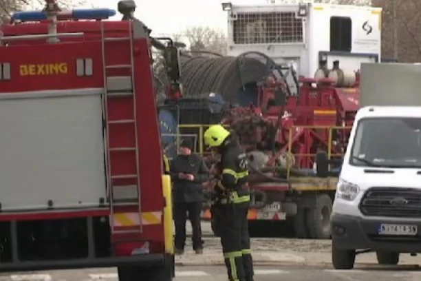 EKSPLOZIJA U KUĆI, DVE OSOBE NESTALE: Komšije bežale zbog požara, vatrogasci i hitna pomoć na licu mesta