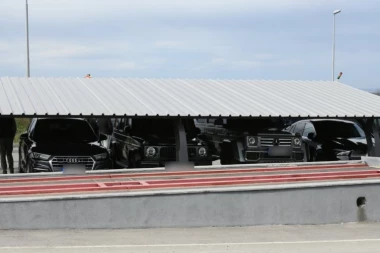 BESNA KOLA NA MESTU ZLOČINA! Automobili vredni STOTINE hiljada evra na parkingu pumpe "Knez Petrol"! (FOTO)