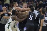 U AMERICI KAO NA DERBIJU! Opšta tuča u NBA ligi, SEVALE PESNICE, nije se znalo KO KOGA UDARA! (FOTO, VIDEO)