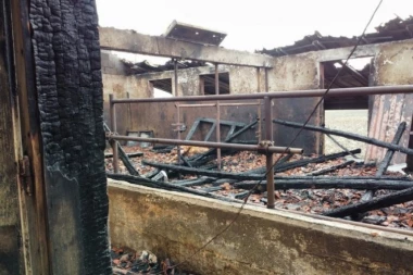 POČELA SAM DA KUKAM, SAMO DA MU SE NEŠTO NE DESI! Strašne slike nakon požara u Konjevićima: Ostalo zgarište i leševi životinja! (FOTO)